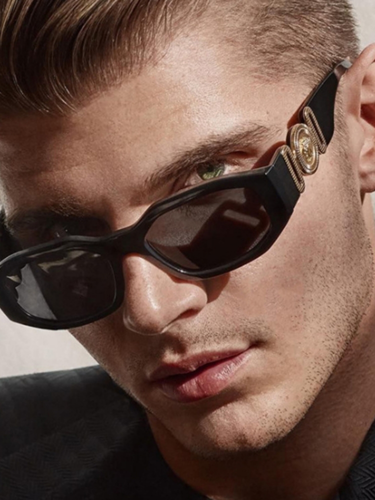Men'S Fashion Online - Une paire de lunettes de soleil
